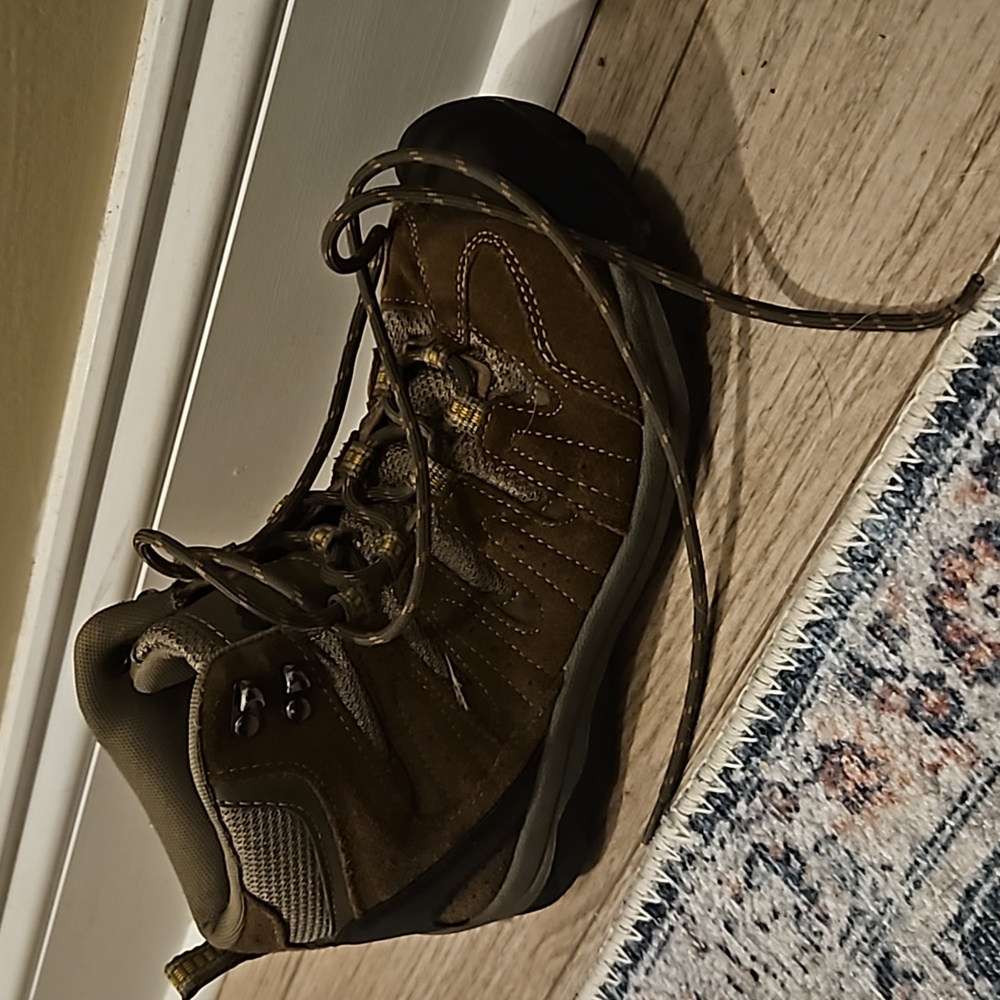 Men's size 7 Ozark trail hiking boots.